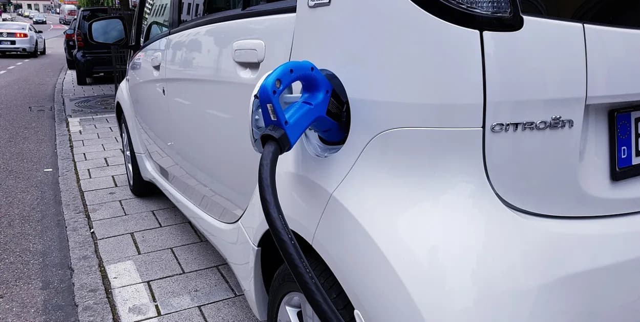 Hybryda czy diesel: który wybór jest bardziej opłacalny i ekologiczny?