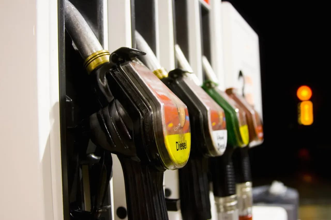 Czy olej napędowy to diesel? Odkryj kluczowe różnice i zastosowania