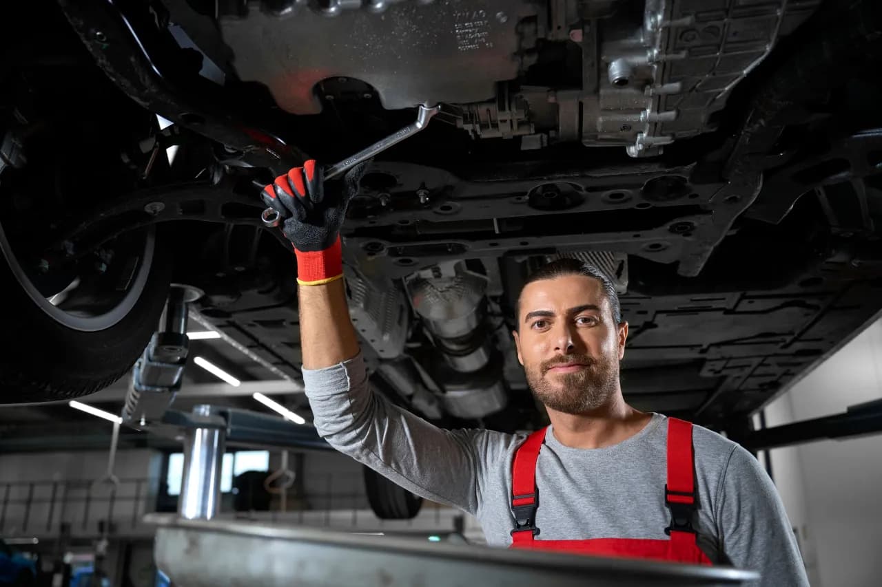Pierwsza wymiana oleju w nowym aucie: Kiedy i dlaczego nie czekać?