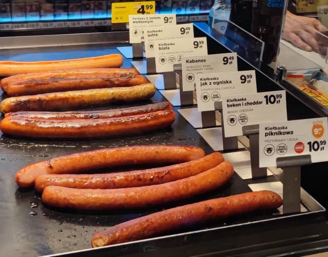 Ile kosztuje duży hot dog na Orlenie? Ceny i promocje, które musisz znać
