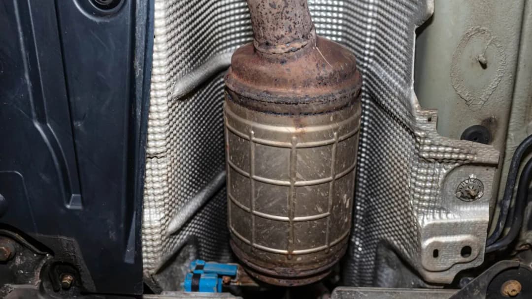 Czy DPF jest w benzynie? Odkryj ważne różnice i skutki dla aut