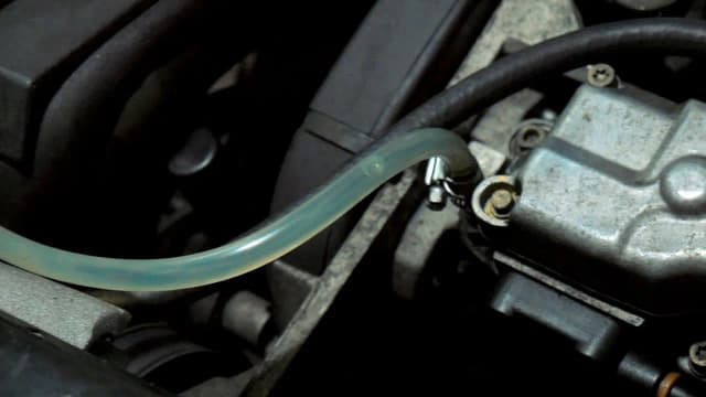 Zapowietrzony układ paliwowy diesel objawy – jak je rozpoznać i naprawić